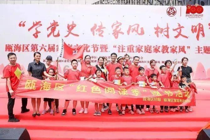 逃离黑与白的房间